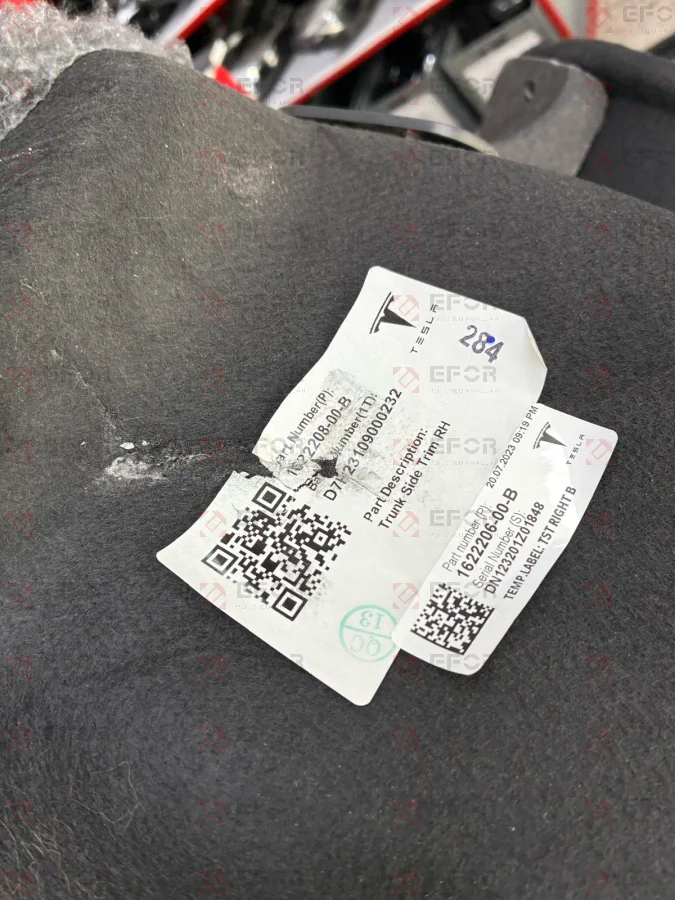 TESLA Model Y Sağ Bagaj Kapağı