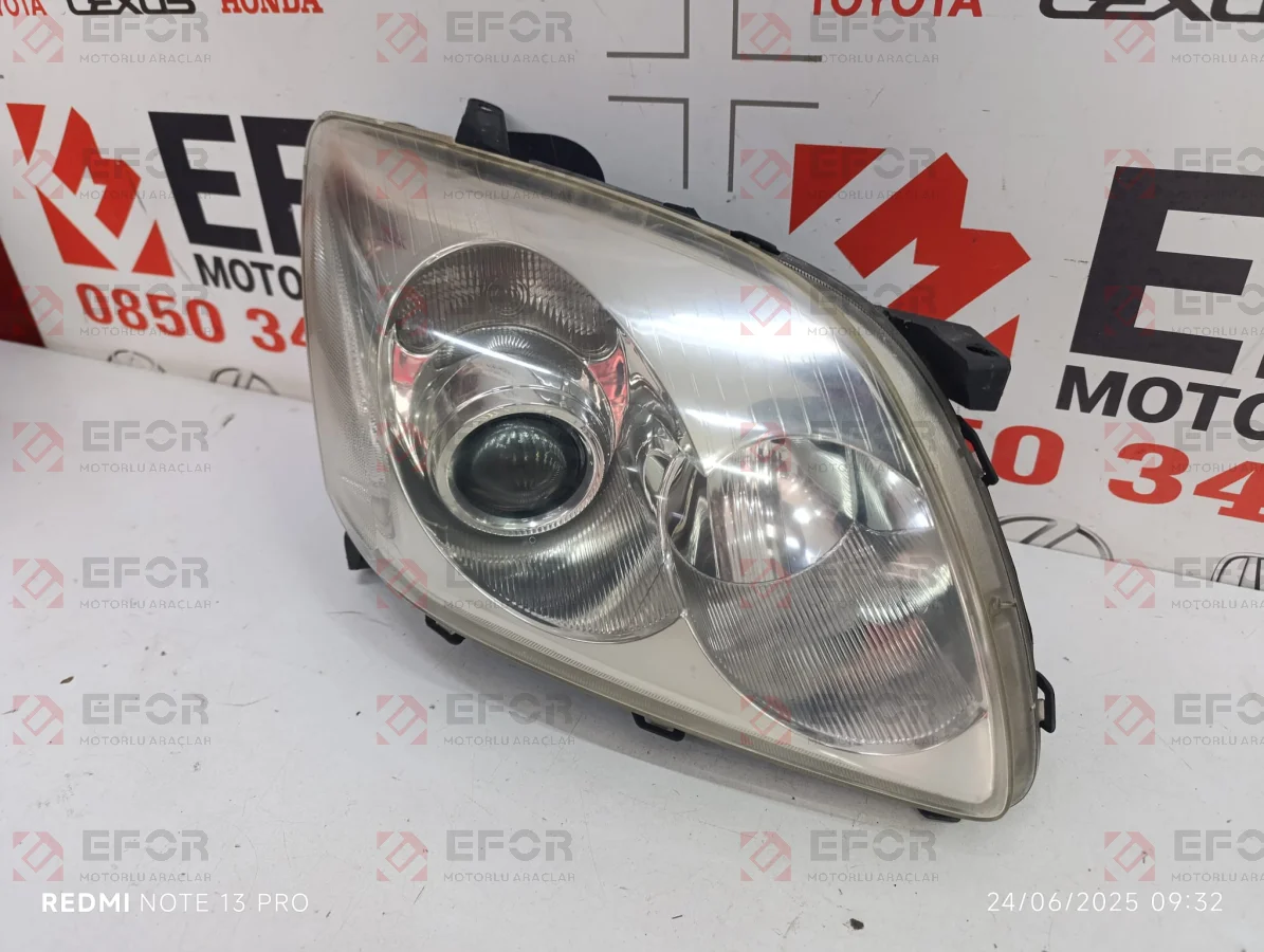 TOYOTA Avensis Sağ Far Lambası 2002-2006
