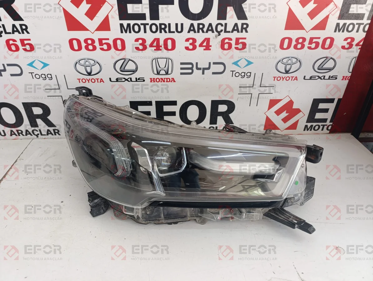 TOYOTA Hilux Sağ Far Lambası 2020