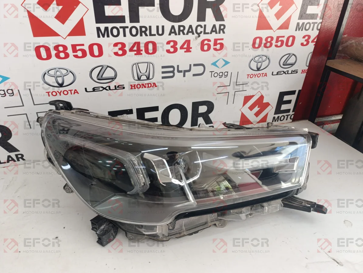 TOYOTA Hilux Sağ Far Lambası 2020