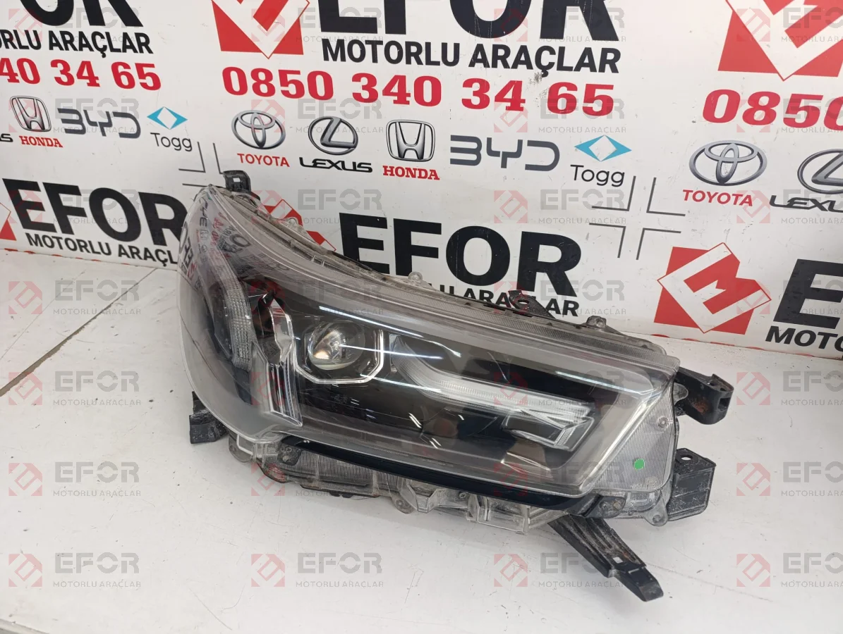 TOYOTA Hilux Sağ Far Lambası 2020-2026