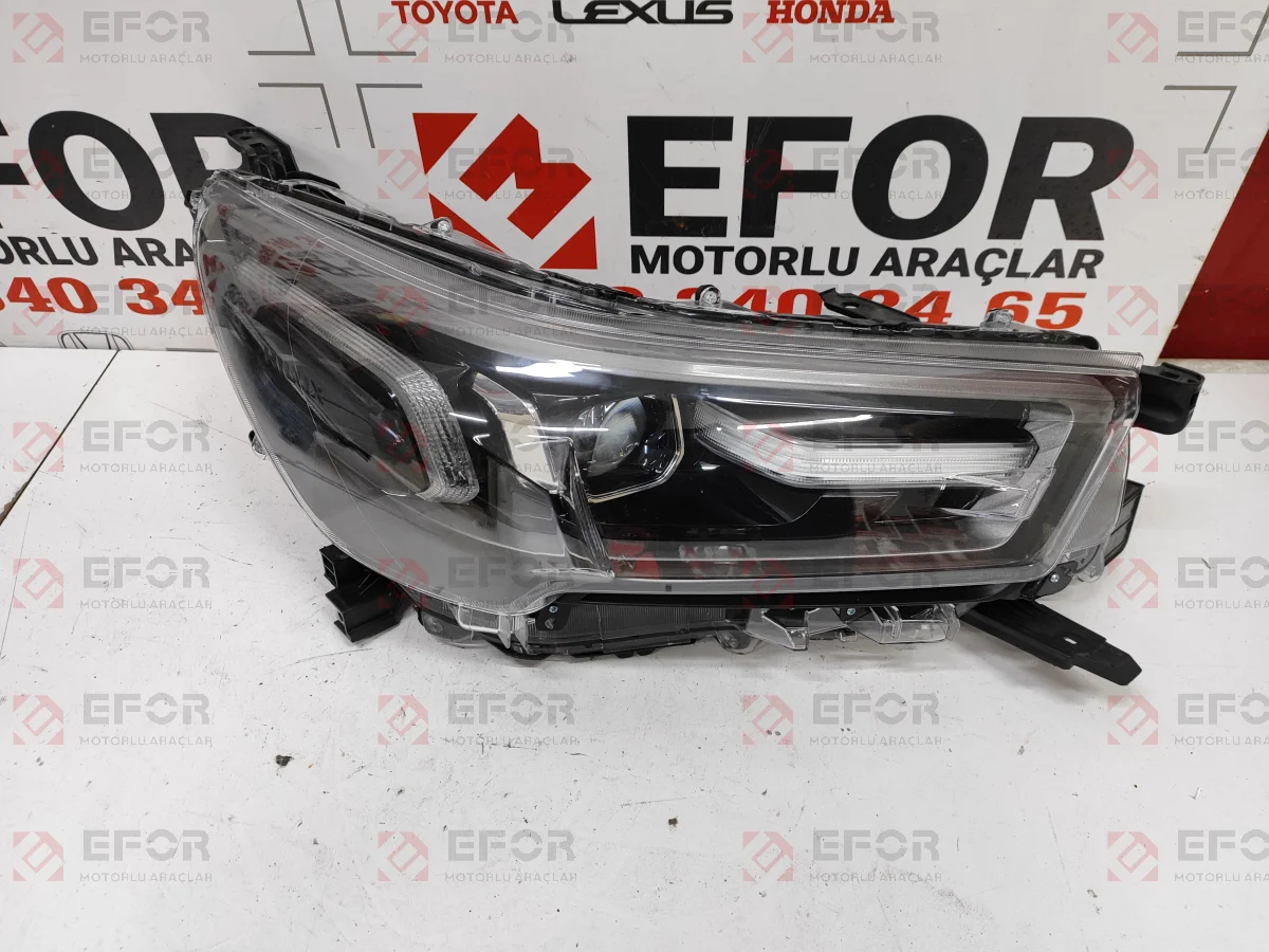 TOYOTA Hilux Sağ Far Lambası 2020