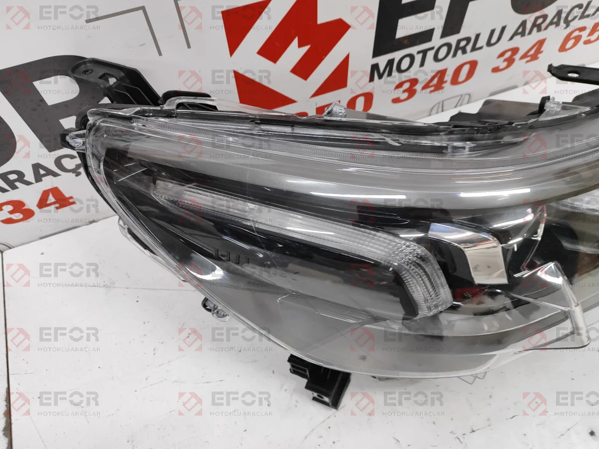 TOYOTA Hilux Sağ Far Lambası 2020