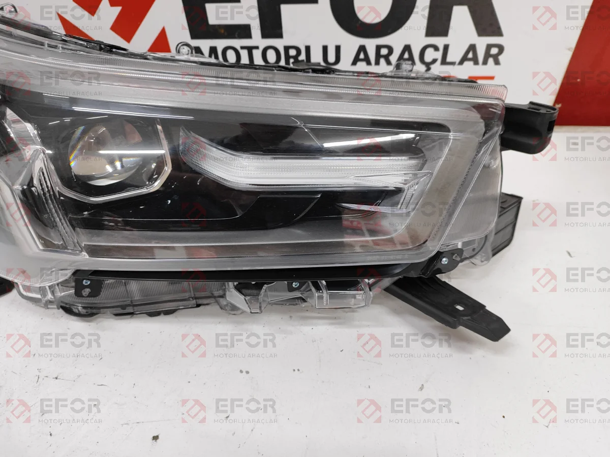 TOYOTA Hilux Sağ Far Lambası 2020