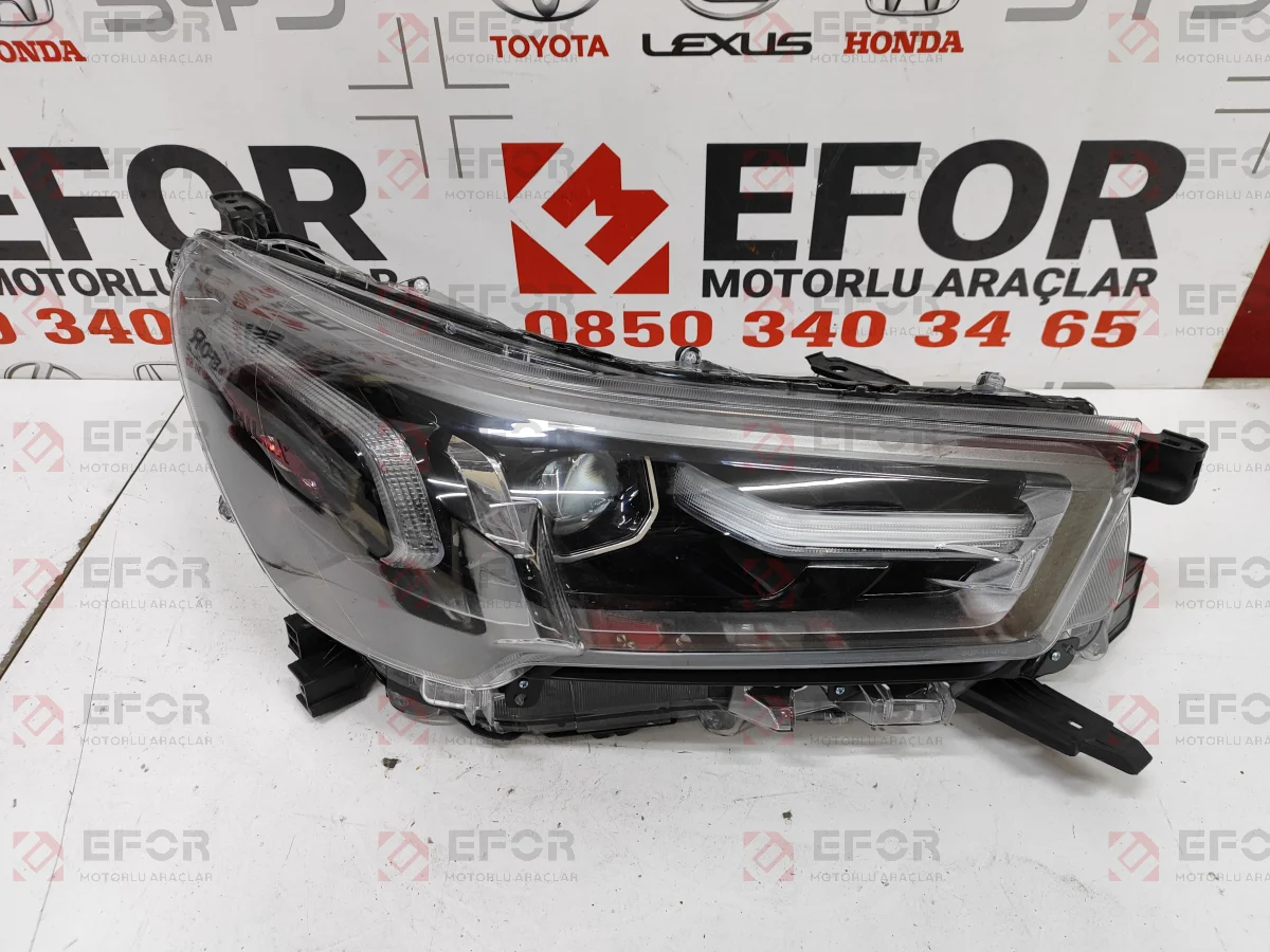 TOYOTA Hilux Sağ Far Lambası 2020
