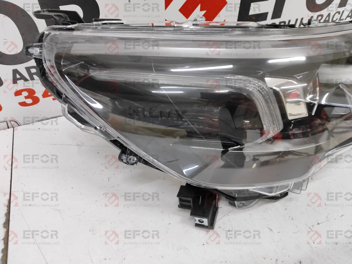 TOYOTA Hilux Sağ Far Lambası 2020