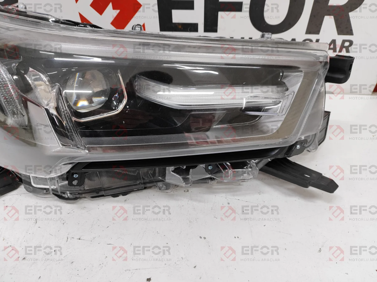 TOYOTA Hilux Sağ Far Lambası 2020