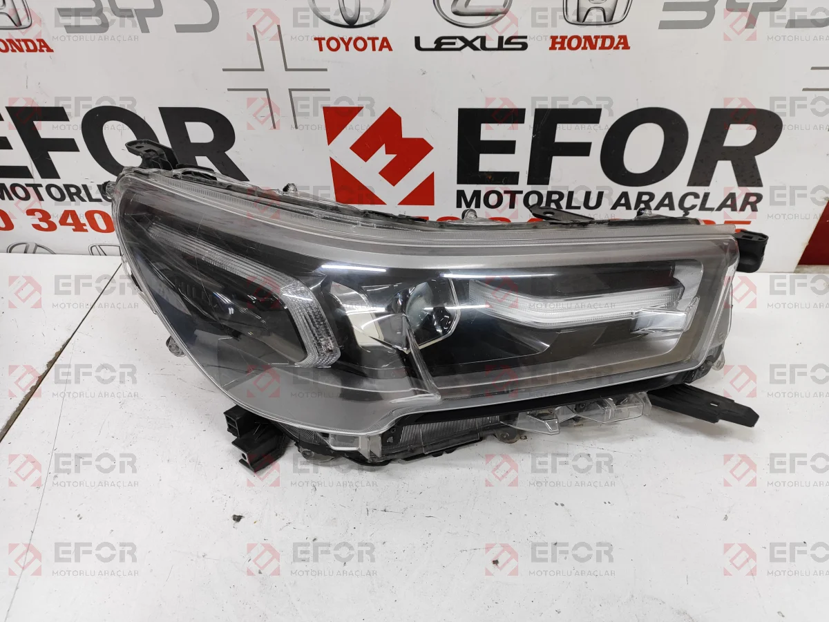 TOYOTA Hilux Sağ Far Lambası 2020