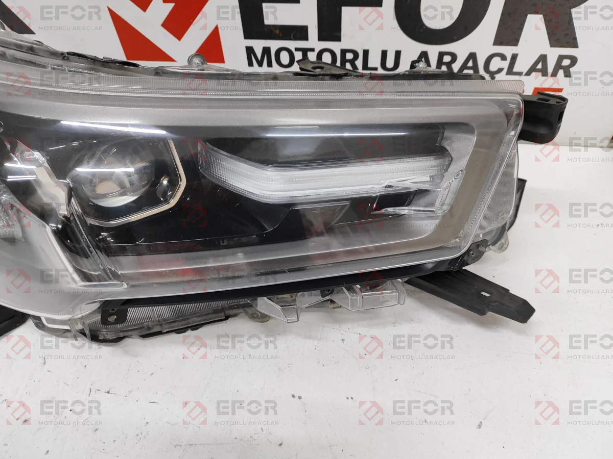 TOYOTA Hilux Sağ Far Lambası 2020